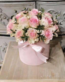 Rožinių rožių dėžutė